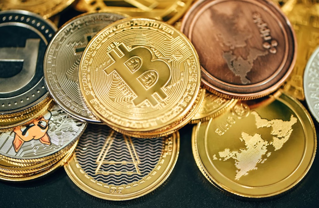 Mehrere physische Bitcoins als Symbolbild für die Kryptowährung Bitcoin