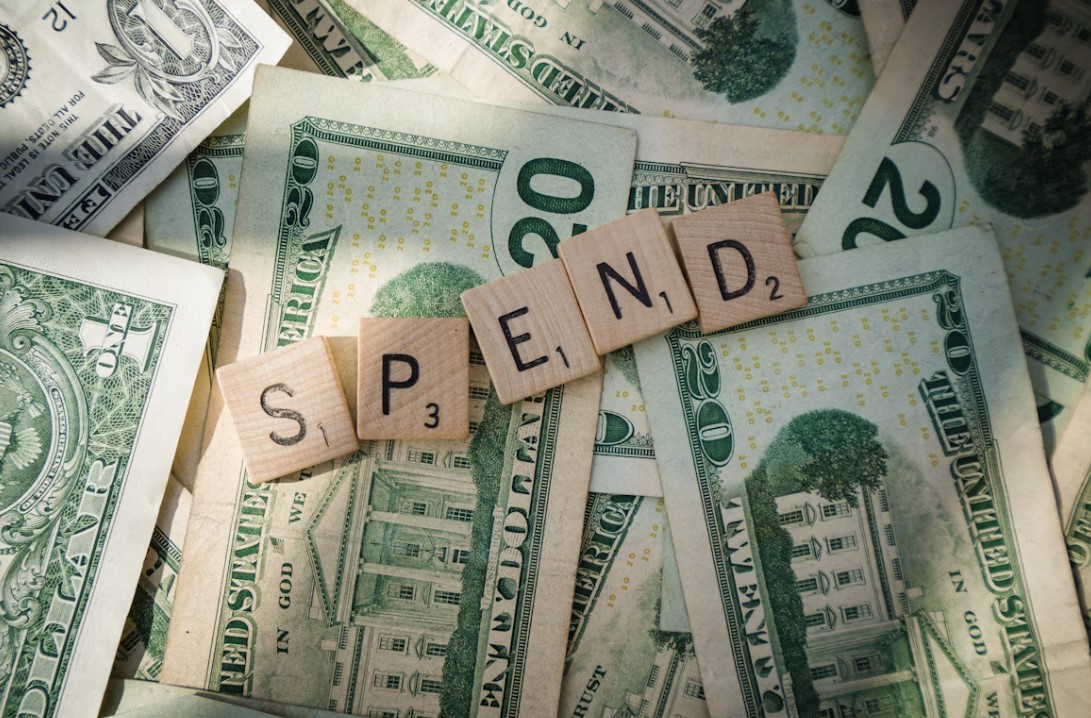 Geldscheine mit dem Schriftzug „sparen“ als Symbol für regelmäßige ETF-Investitionen