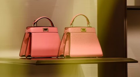 Zwei exklusive Hermes Luxushandtaschen als Symbol für den Wert und die Exklusivität der Hermes International Aktie.