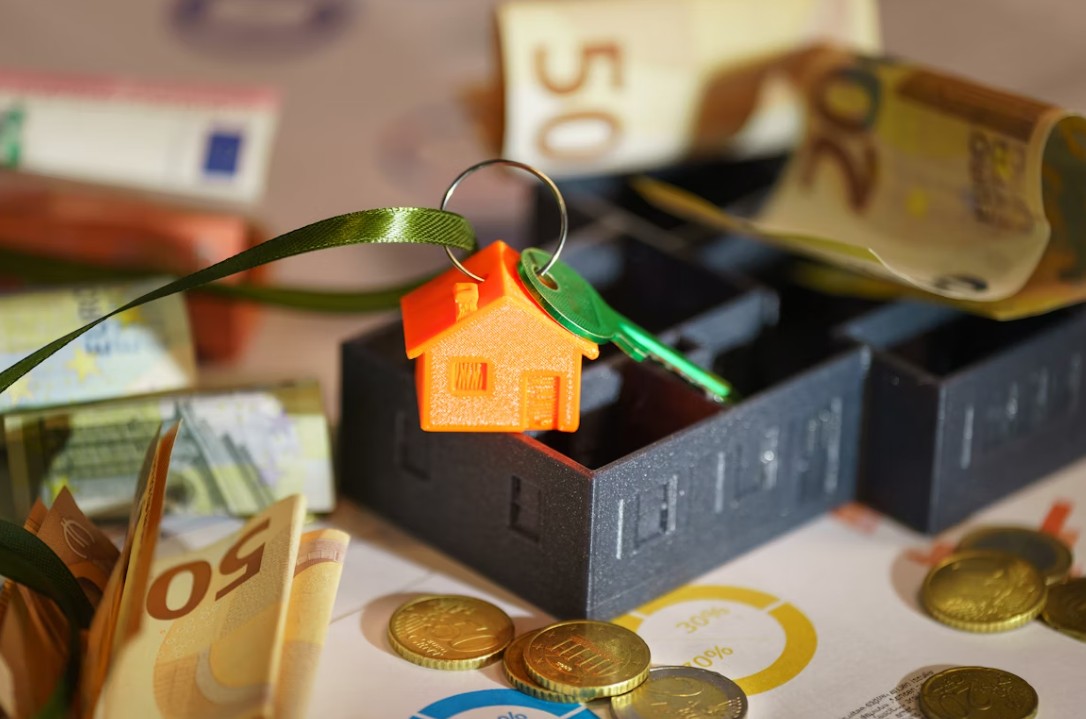 Haus mit Geld – Symbolbild für Kaufnebenkosten beim Immobilienkauf