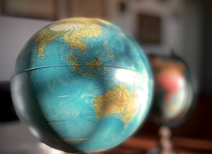 Ein Globus symbolisiert die weltweite Streuung von Investitionen im MSCI World Index