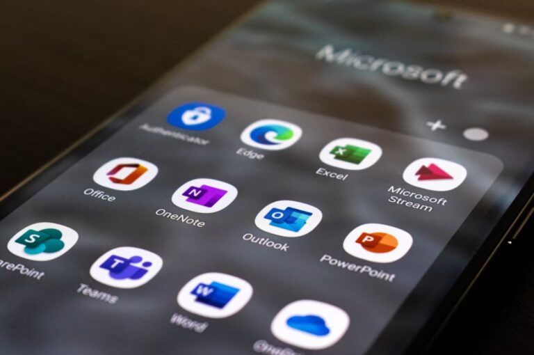 Smartphone-Bildschirm mit Microsoft-Apps wie Outlook, Excel und Teams