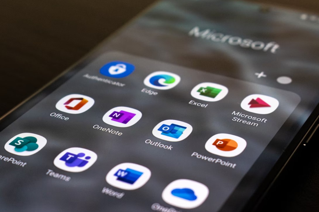 Smartphone-Bildschirm mit Microsoft-Apps wie Outlook, Excel und Teams